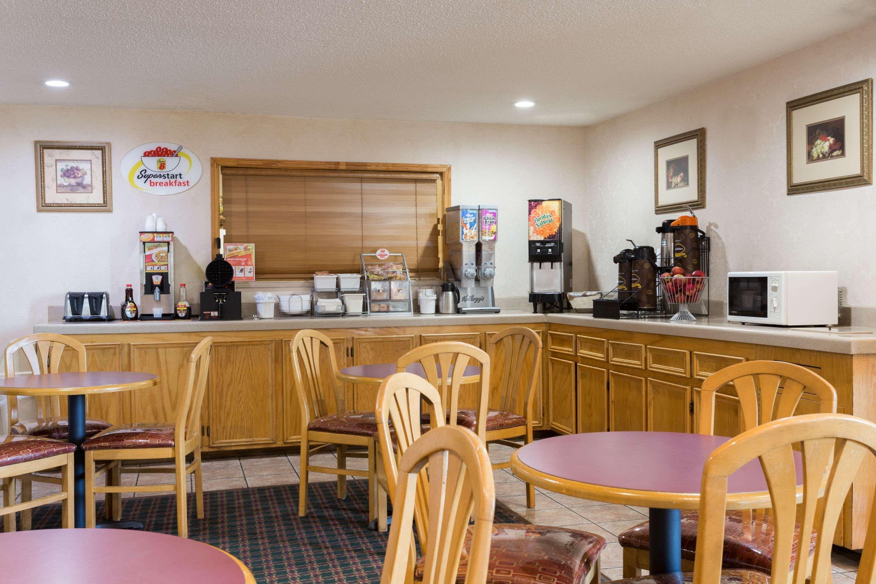 Super 8 By Wyndham Dickson Hotel Bagian luar foto