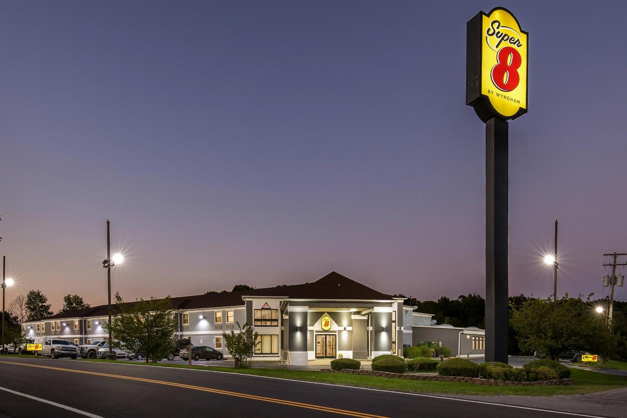 Super 8 By Wyndham Dickson Hotel Bagian luar foto