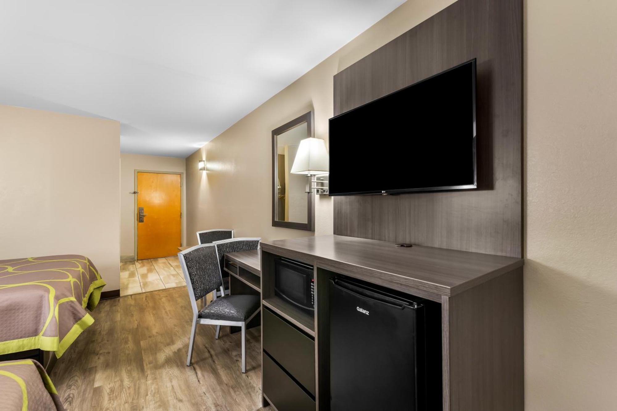 Super 8 By Wyndham Dickson Hotel Bagian luar foto