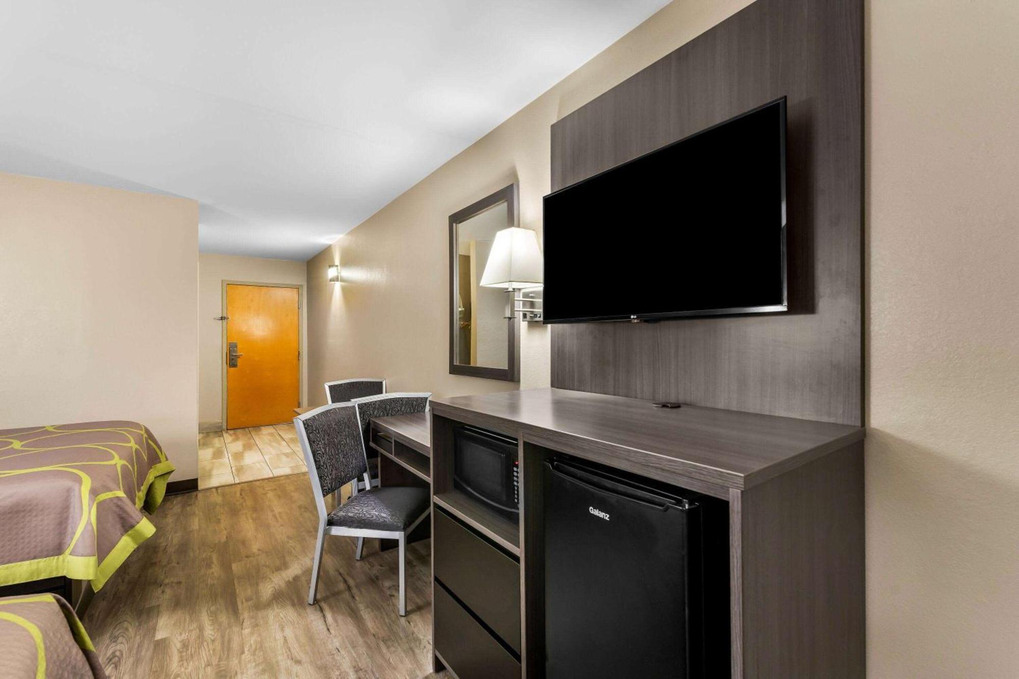 Super 8 By Wyndham Dickson Hotel Bagian luar foto