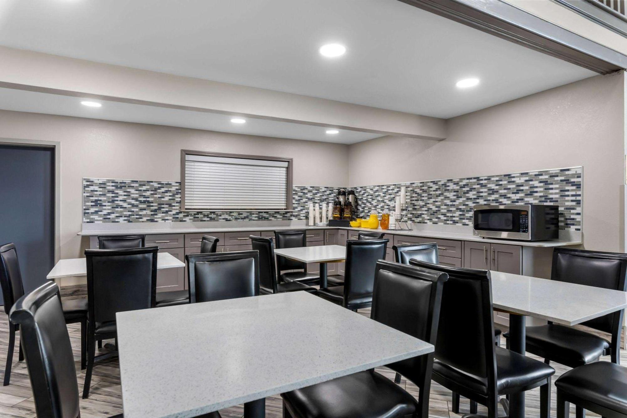 Super 8 By Wyndham Dickson Hotel Bagian luar foto